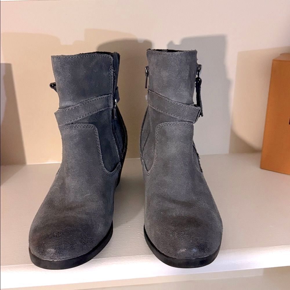 Earth Origins Women Tori Gray Ankle Boots size 8.5 Round Toe Buckle Block Heel - Picture 2 of 7